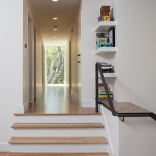 Gerade, Kleine Moderne Holztreppe mit gebeizten Holz-Setzstufen und Stahlgeländer in Austin