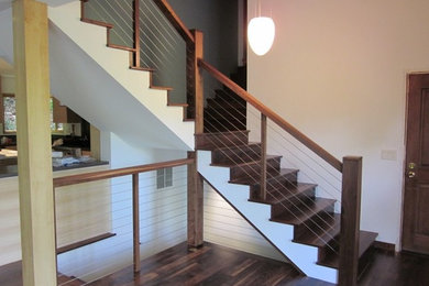 Идея дизайна: угловая деревянная лестница среднего размера в стиле модернизм с деревянными ступенями