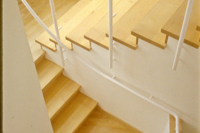 Foto de escalera clásica renovada extra grande con escalones de madera y contrahuellas de madera