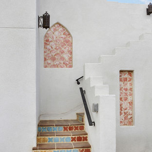 Idée de décoration pour un petit escalier sud-ouest américain avec des marches en carrelage et des contremarches en carrelage.