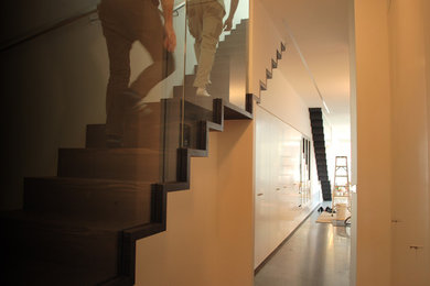 メルボルンにあるモダンスタイルのおしゃれな階段の写真