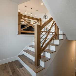 Foto de escalera en U, de estilo de casa de campo, con escalones de madera, contrahuellas de madera y barandilla de varios materiales
