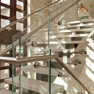 Foto di una scala a "L" design di medie dimensioni con nessuna alzata e pedata in pietra calcarea