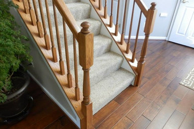 Gerade Treppe mit Teppich-Treppenstufen und Teppich-Setzstufen in Baltimore