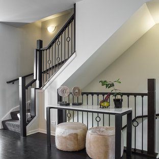 Diseño de escalera curva, minimalista, pequeña, con escalones de madera, contrahuellas de madera y barandilla de varios materiales