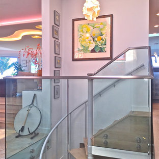 Diseño de escalera de caracol, moderna, grande, con escalones de madera y contrahuellas de metal