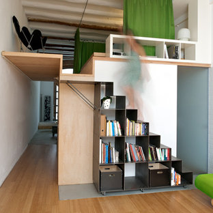 Idée de décoration pour un escalier droit nordique de taille moyenne avec des marches en métal et des contremarches en métal.