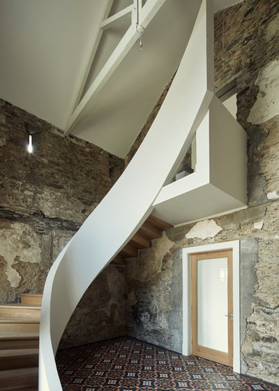Industrial Staircase by dhbArchitects ltd.