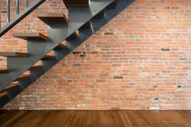 Foto de escalera recta contemporánea de tamaño medio sin contrahuella con escalones de madera y barandilla de metal
