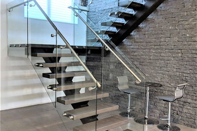 Modelo de escalera recta minimalista con escalones de madera, contrahuellas de metal y barandilla de metal