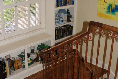 Ejemplo de escalera en U tradicional de tamaño medio con escalones de madera y contrahuellas de madera pintada