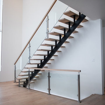 Central metal stringer hardwood staircase / Escalier de bois franc limon central