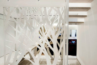Schwebende, Mittelgroße Moderne Treppe mit offenen Setzstufen und Kalk-Treppenstufen in New York