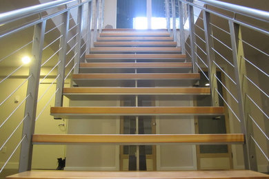 Imagen de escalera suspendida contemporánea de tamaño medio sin contrahuella con escalones de madera