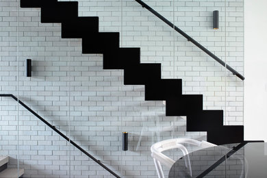 Idée de décoration pour un escalier droit design.