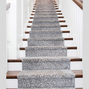 Gerade, Mittelgroße Klassische Treppe mit Teppich-Treppenstufen, Teppich-Setzstufen, Holzgeländer und Wandpaneelen in Tampa