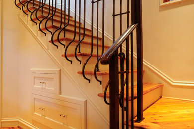 Стильный дизайн: п-образная лестница среднего размера в стиле неоклассика (современная классика) с деревянными ступенями и крашенными деревянными подступенками - последний тренд