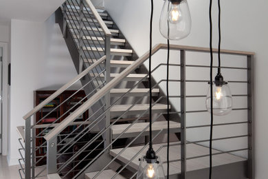 ボルチモアにあるコンテンポラリースタイルのおしゃれな階段 (金属の手すり) の写真