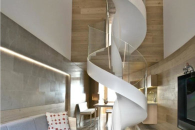 Modelo de escalera curva moderna pequeña con escalones de madera, contrahuellas de madera y barandilla de vidrio
