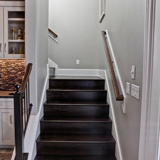 Diseño de escalera en L, tradicional renovada, pequeña, con escalones de madera, contrahuellas de madera y barandilla de madera