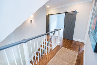 ローリーにあるトランジショナルスタイルのおしゃれな直階段 (フローリングの蹴込み板) の写真