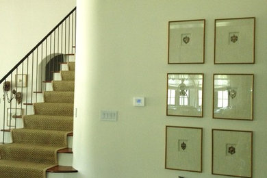 ヒューストンにあるトランジショナルスタイルのおしゃれな階段の写真