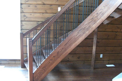 Foto de escalera curva rural sin contrahuella con escalones de madera