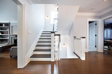 トロントにある高級な広いトランジショナルスタイルのおしゃれな直階段 (木の蹴込み板) の写真