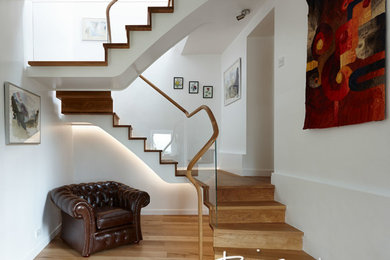 Ejemplo de escalera en L contemporánea con escalones de madera y contrahuellas de madera