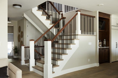 Идея дизайна: п-образная деревянная лестница в современном стиле с деревянными ступенями и перилами из смешанных материалов