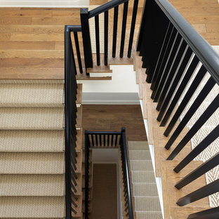 Immagine di una grande scala a "U" stile marinaro con pedata in moquette, alzata in legno verniciato e parapetto in legno