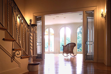 Diseño de escalera recta mediterránea grande con escalones de madera, contrahuellas de madera y barandilla de varios materiales