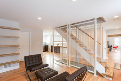 Diseño de escalera recta moderna de tamaño medio sin contrahuella con escalones de madera