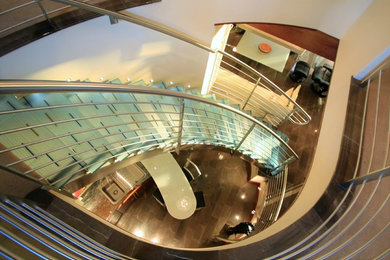 Imagen de escalera suspendida actual grande sin contrahuella con escalones de vidrio