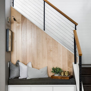 Mittelgroße Moderne Holztreppe in L-Form mit Holz-Setzstufen, Drahtgeländer und Wandpaneelen in Orange County