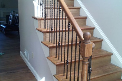 Imagen de escalera recta de estilo americano de tamaño medio con escalones de madera, contrahuellas de madera y barandilla de varios materiales