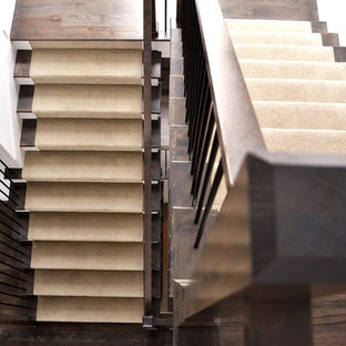 Ejemplo de escalera en U, de estilo americano, grande, con escalones de madera, contrahuellas de madera pintada y barandilla de varios materiales