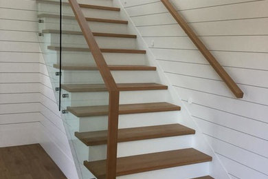 Ejemplo de escalera recta actual de tamaño medio con escalones de madera, contrahuellas de madera pintada y barandilla de varios materiales