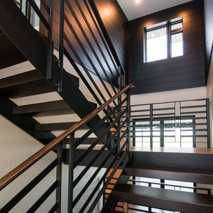 Schwebende, Große Moderne Holztreppe mit offenen Setzstufen und Stahlgeländer in Sonstige