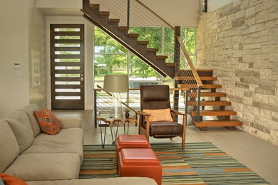 Schwebende Moderne Holztreppe mit offenen Setzstufen in Austin