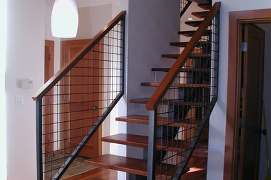 Modelo de escalera recta urbana de tamaño medio sin contrahuella con escalones de madera