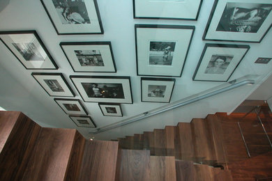ロンドンにあるモダンスタイルのおしゃれな階段の写真
