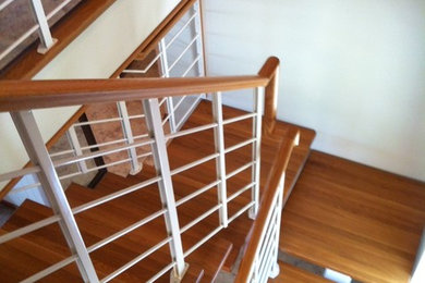 Diseño de escalera actual con escalones de madera y contrahuellas de metal