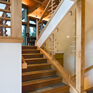 Cette image montre un escalier design avec des marches en ardoise et des contremarches en bois.