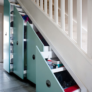 Idées déco pour un escalier contemporain avec des rangements.