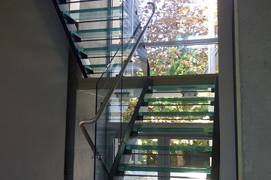 Diseño de escalera suspendida actual de tamaño medio sin contrahuella con escalones de vidrio