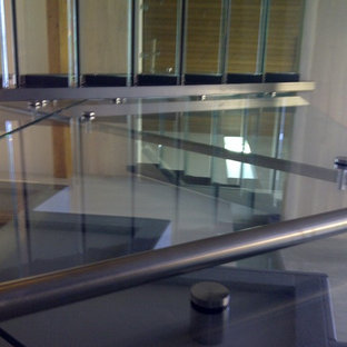 Idee per una scala sospesa minimal di medie dimensioni con pedata in vetro e nessuna alzata