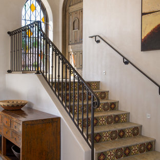 Gerade, Kleine Mediterrane Treppe mit gefliesten Setzstufen, Stahlgeländer und gefliesten Treppenstufen in Santa Barbara