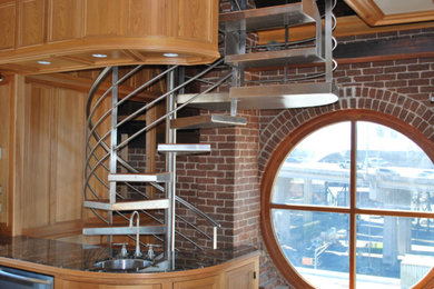 Cette photo montre un escalier hélicoïdal moderne de taille moyenne avec des marches en métal et des contremarches en métal.