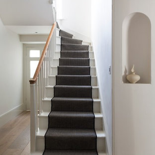 Réalisation d'un escalier victorien en L avec des marches en bois peint et des contremarches en bois peint.